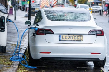 Electric vehicles bring down CO2 emissions of new cars in UK to lowest level ever