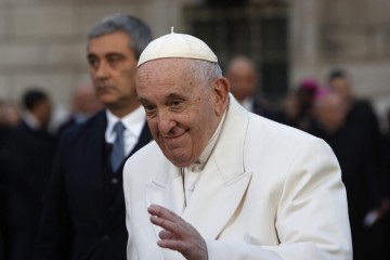 Poutine-Zelensky, les émirs sont en marche : “Réunis à la demande du pape François”