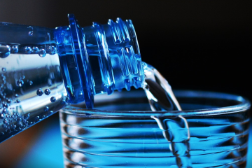 Une étude révèle que l'eau en bouteille contient des milliers de particules de plastique