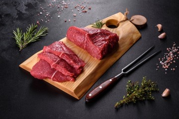 Réduire de 50 % la consommation de viande permettrait d’atteindre les objectifs climatiques, selon une étude