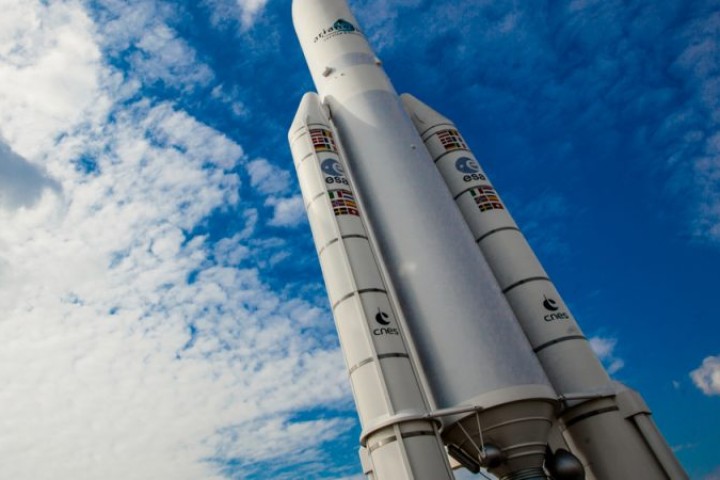 Dans le fracas, l’une des dernières fusées Ariane 5 prend son envol