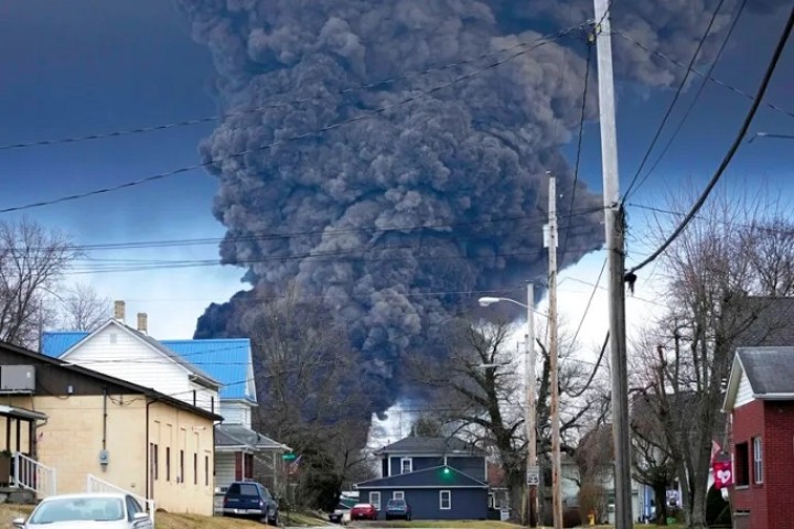 As residents near the toxic train wreck in Ohio worry about rashes, sore throats and nausea, the state sets up a health clinic